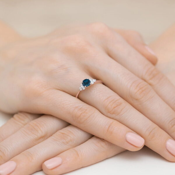 Pierścionek z Topaz London Blue 0,50ct różowe złoto